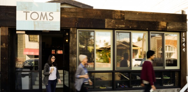 01-toms_ak_store-store_front-640x315