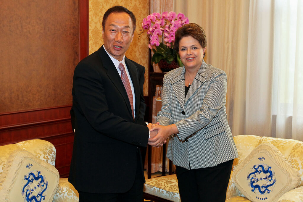Pequim - China, 09/04/2011. Presidenta Dilma Rousseff cumprimenta o Senhor Terry Gou, Presidente da Empresa Foxconn durante encontro no complexo Diaoyutai. Foto: Roberto Stuckert Filho/PR.