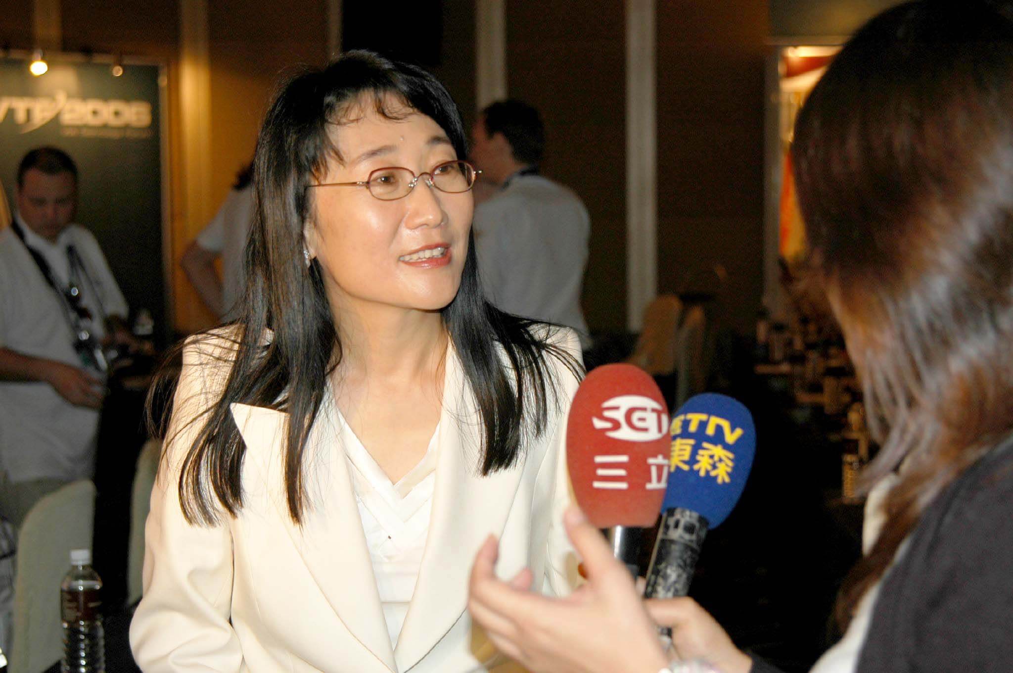 Cher_Wang_with_SET_and_ETTV_microphone,_Computex_Taipei_20060607a